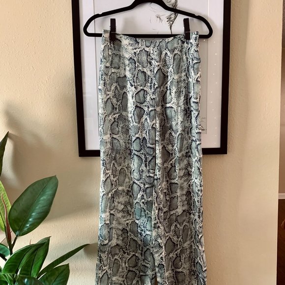 Superdown Abril Wide Leg Pant in Teal Snake - Picture 4 of 7